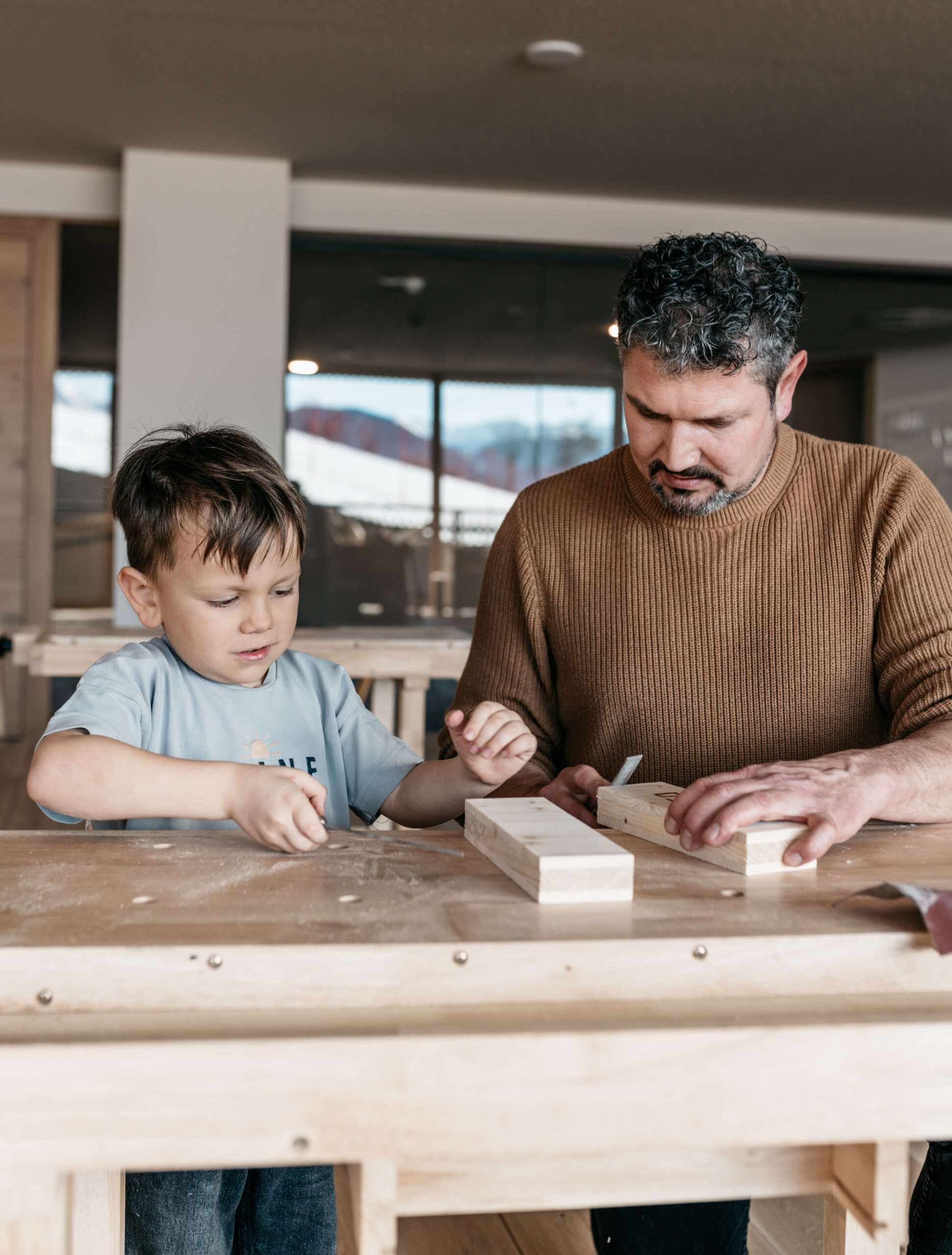 Vater und Sohn in der Holzwerkstatt