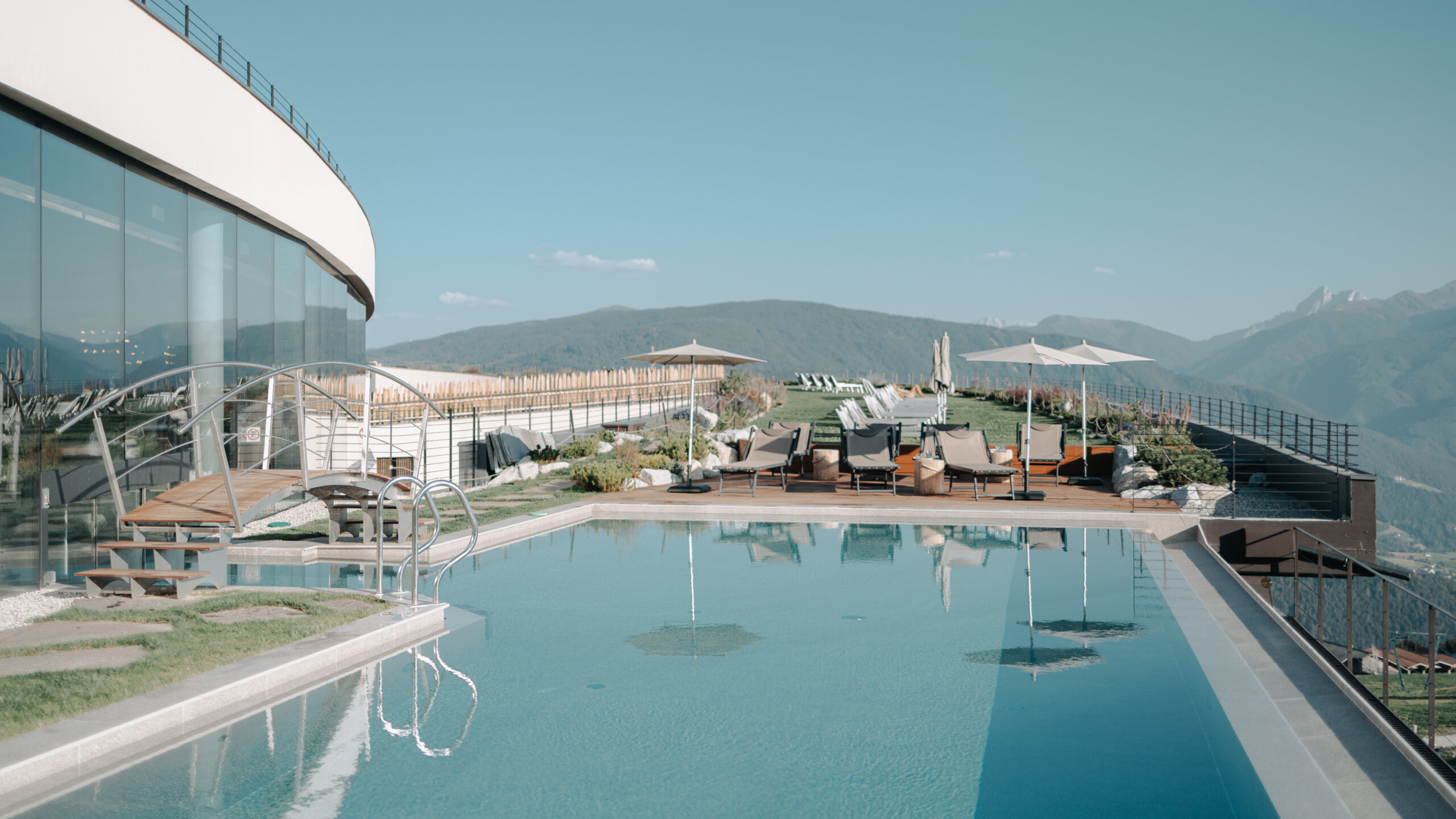 Außenpool mit Liegestühlen im Hintergrund - Hotel Familiamus