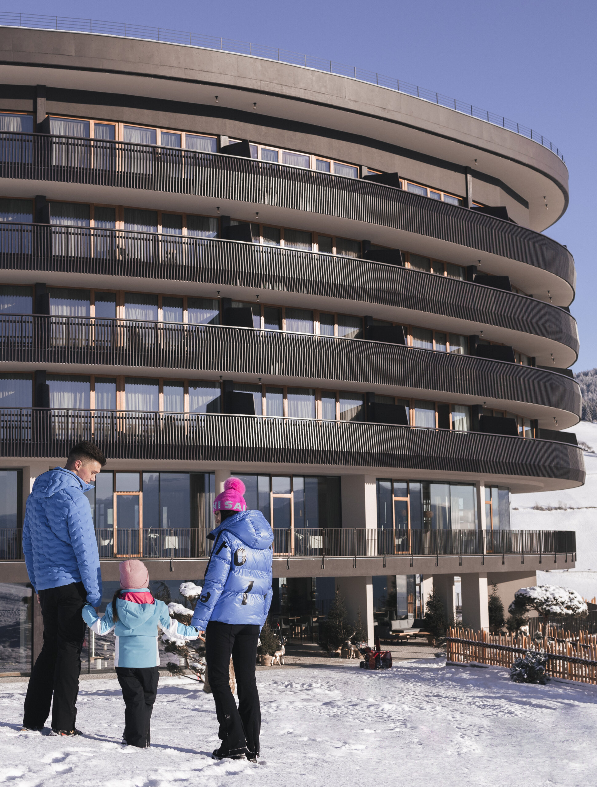 Familie vor dem Hotel
