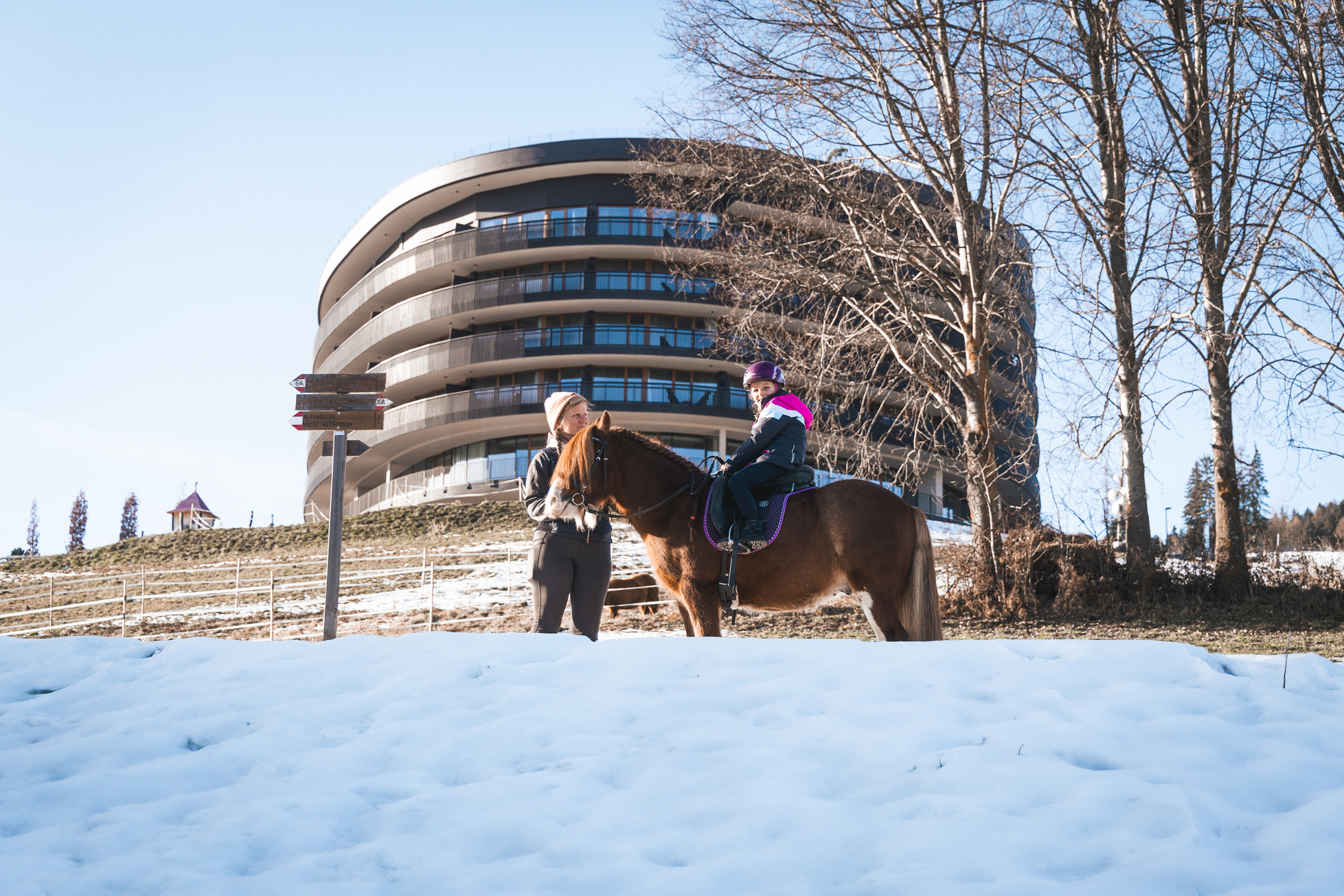 Kind mit Kathi beim Reiten