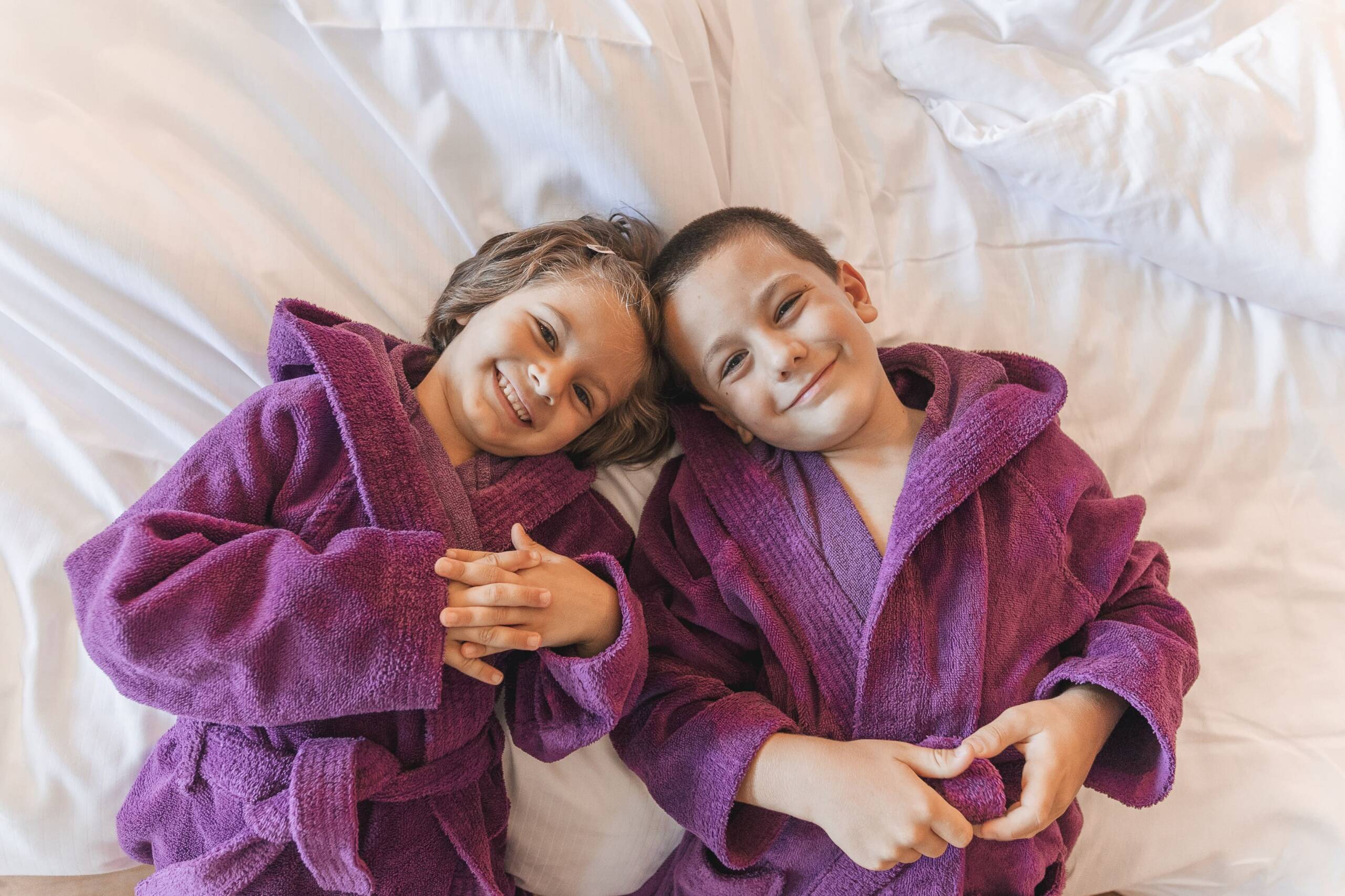 Kinder mit Bademantel