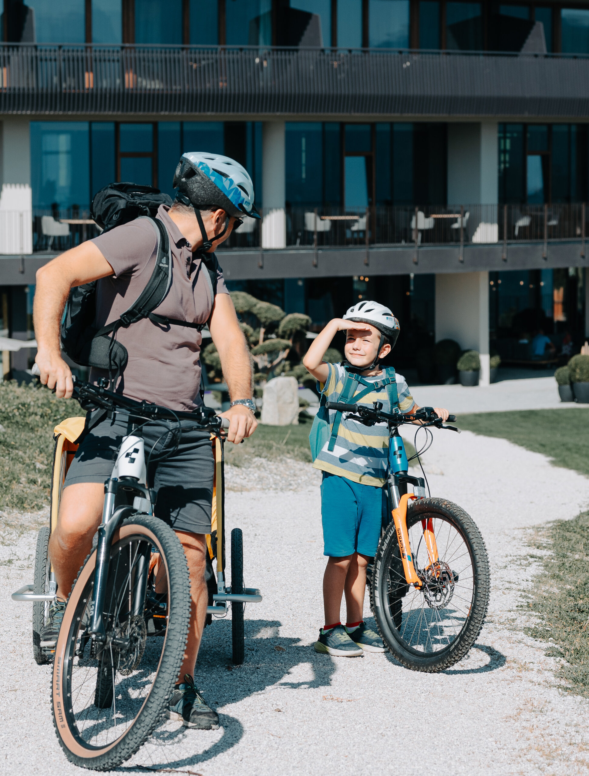 Vater und Sohn schauen sich vor der Radtour an - Hotel Familiamus