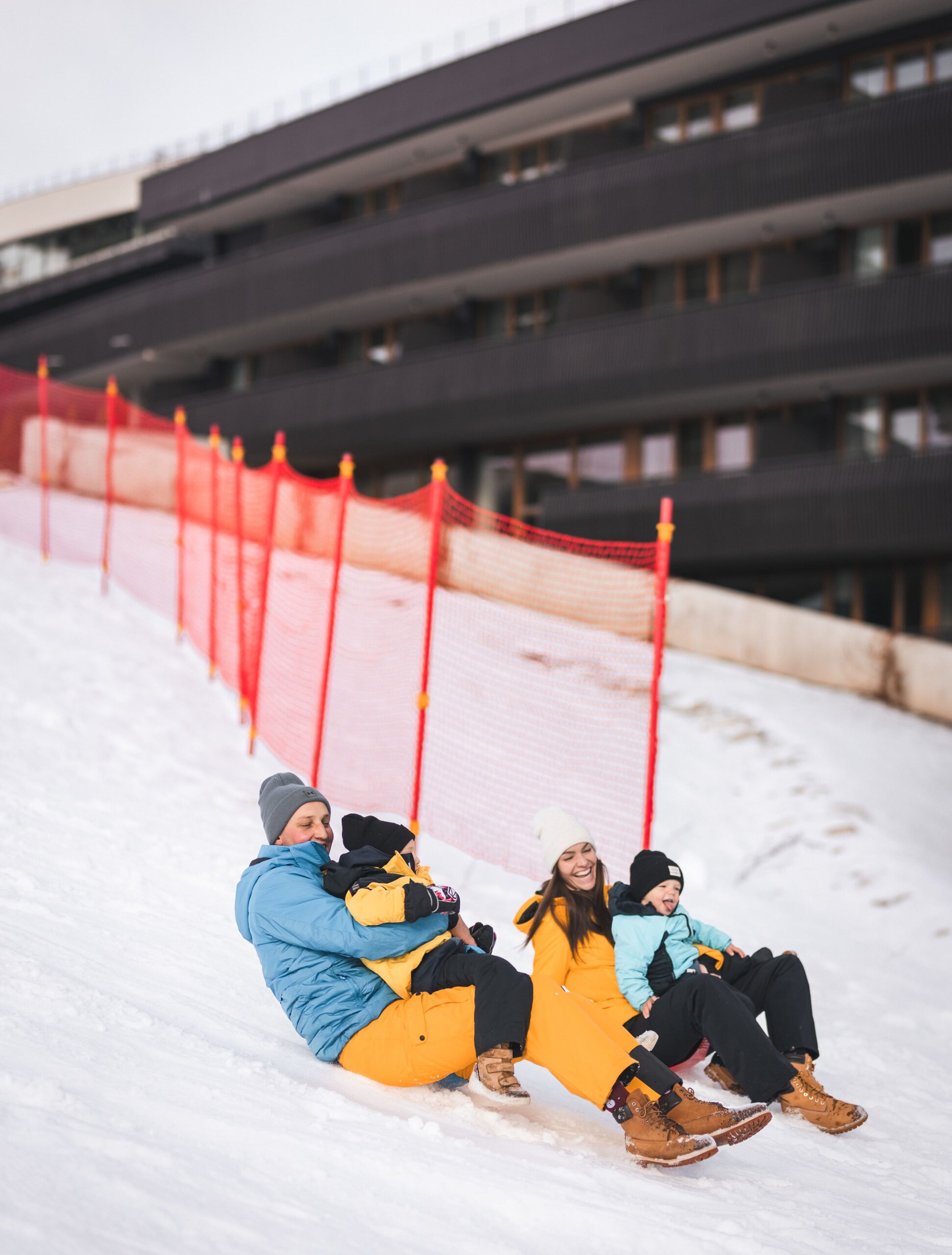 Familie beim Rutschbrett fahren
