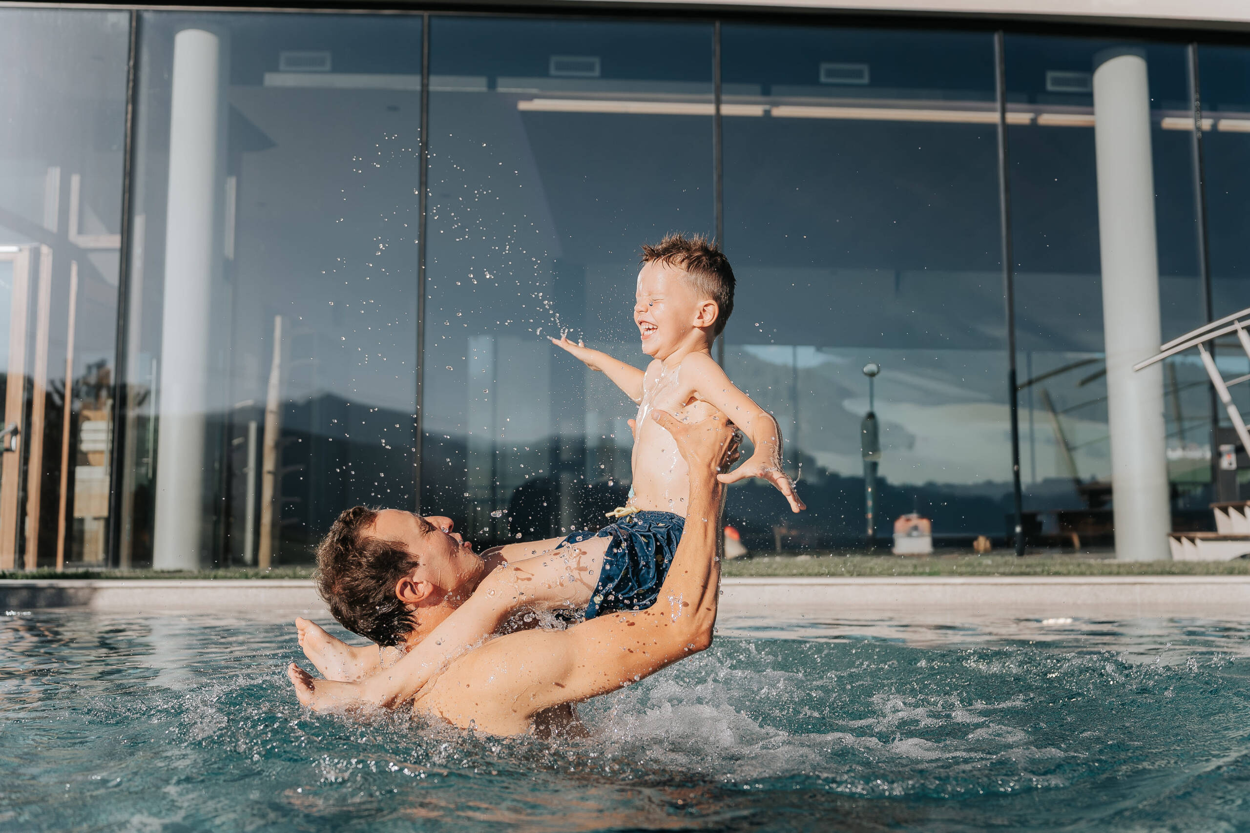 Papa und Kind im Schwimmbad