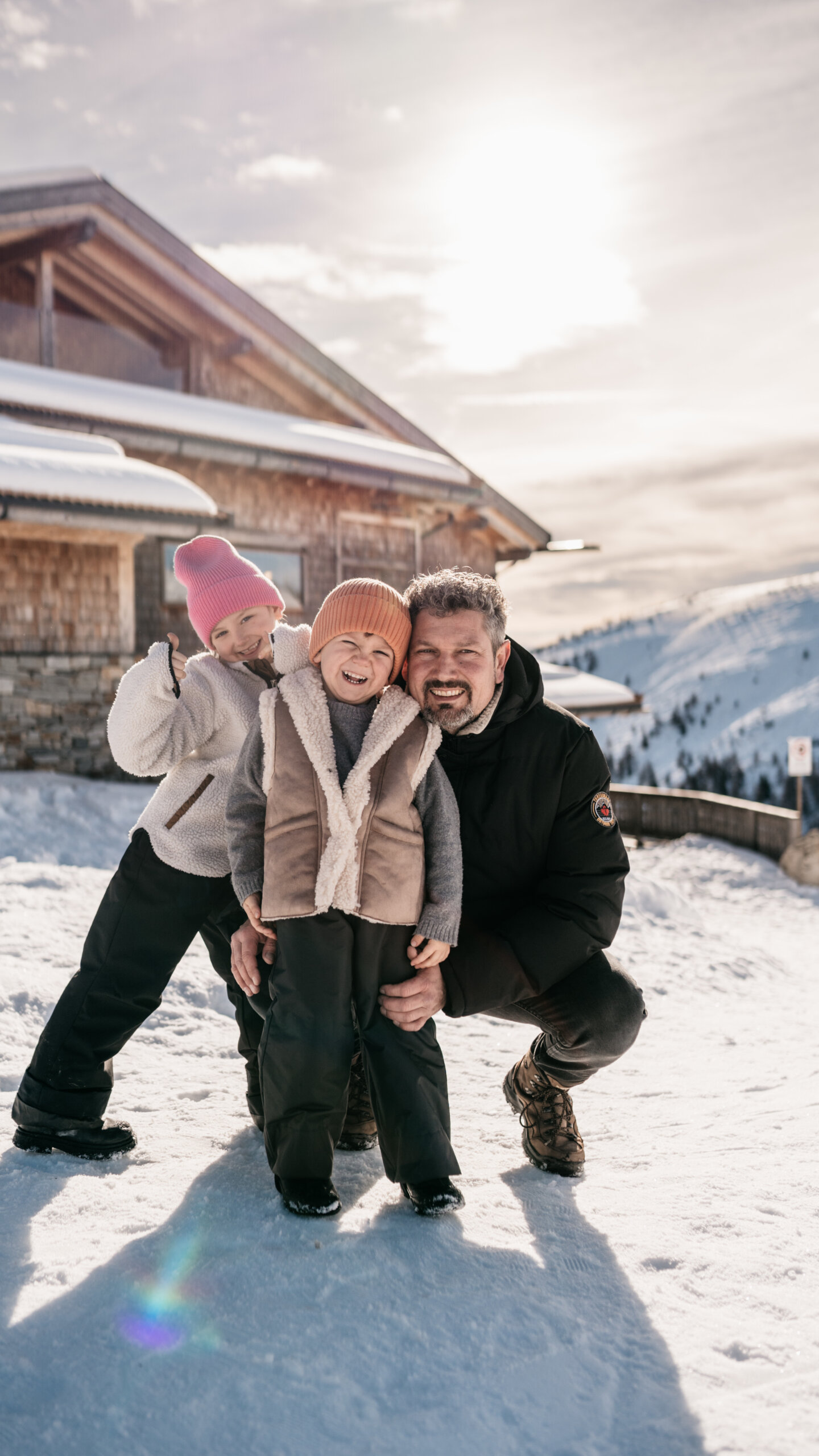 Vater mit Kindern vor dem Bergrestaurant Jochtal - Hotel Familiamus