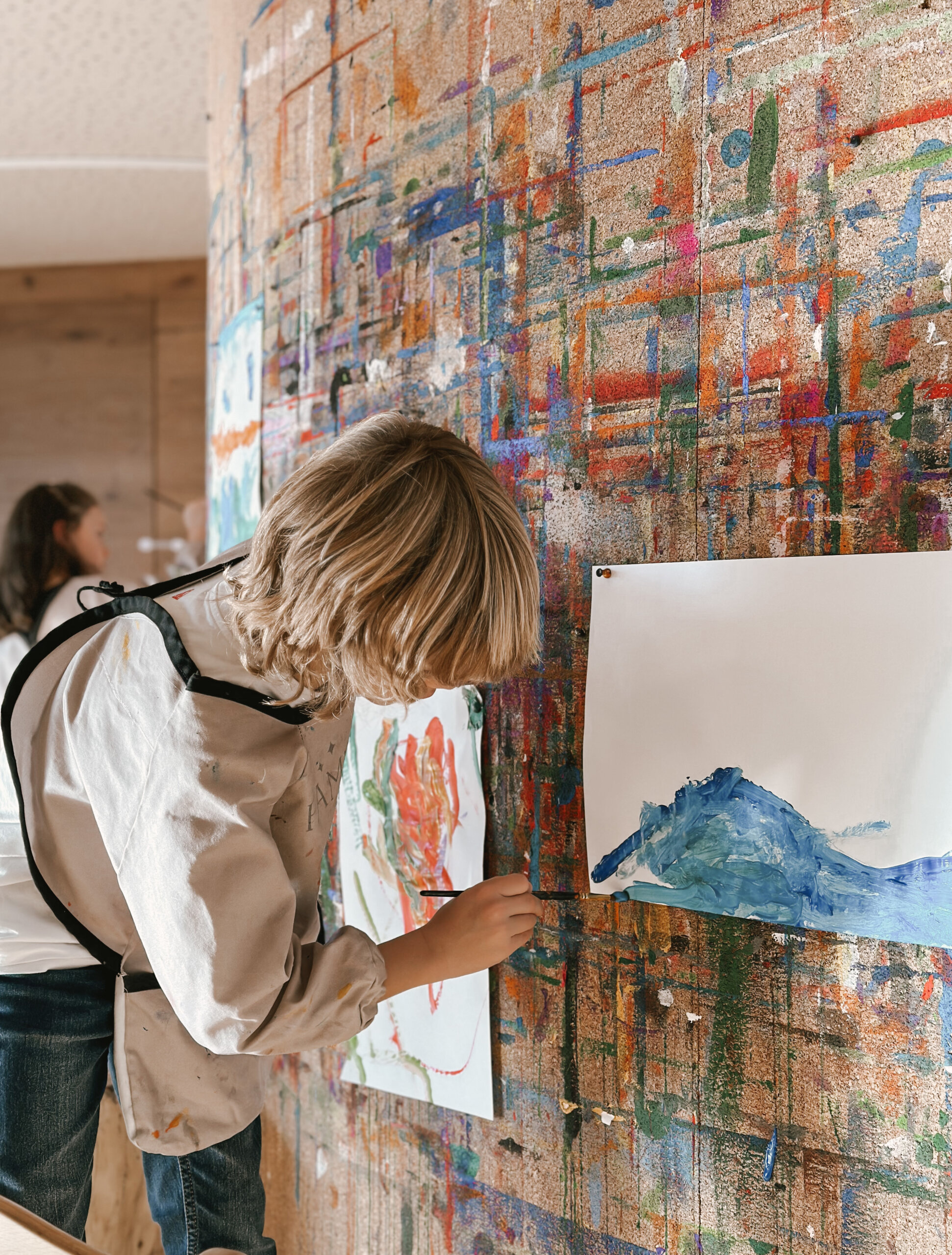 Ein Kind malt ein Bild mit Wasserfarben - Hotel Familiamus