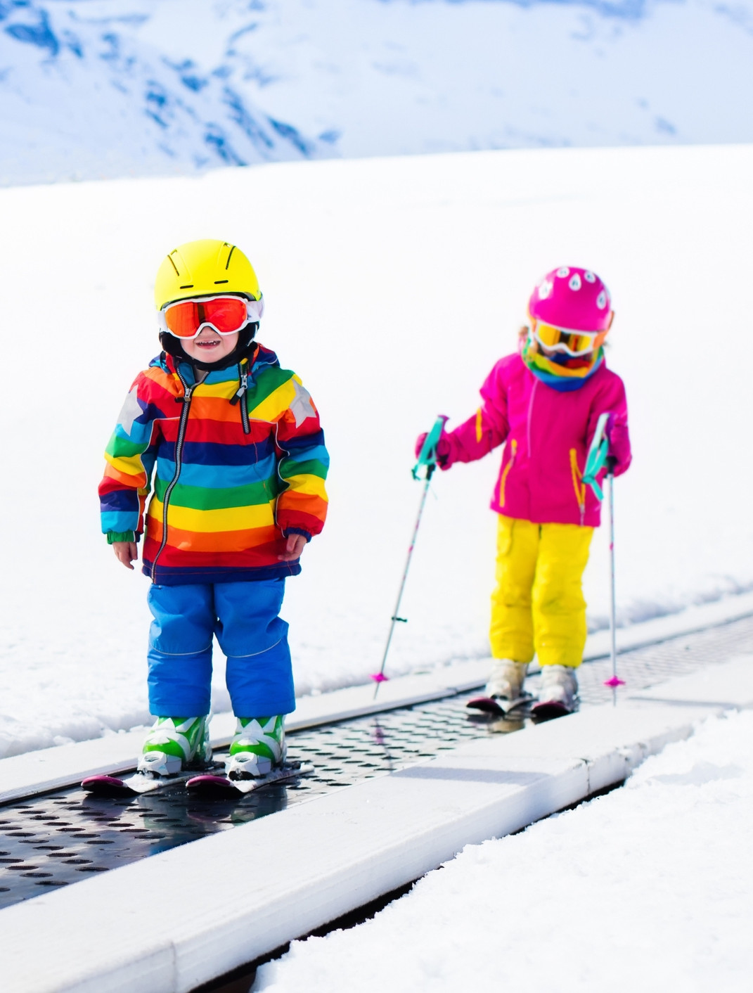 Two children in ski suits on the drag lift - Hotel Familiamus