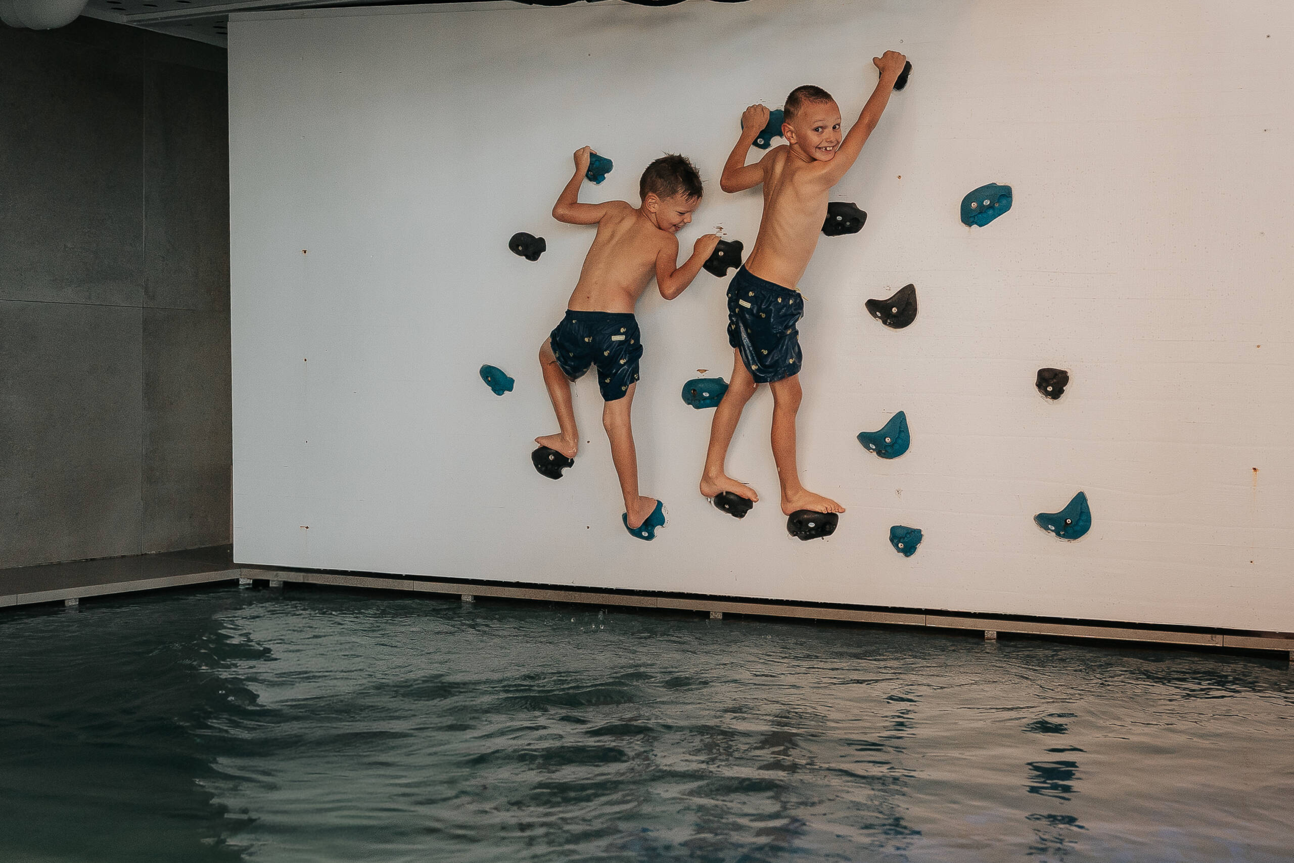 Kinder im Action Pool
