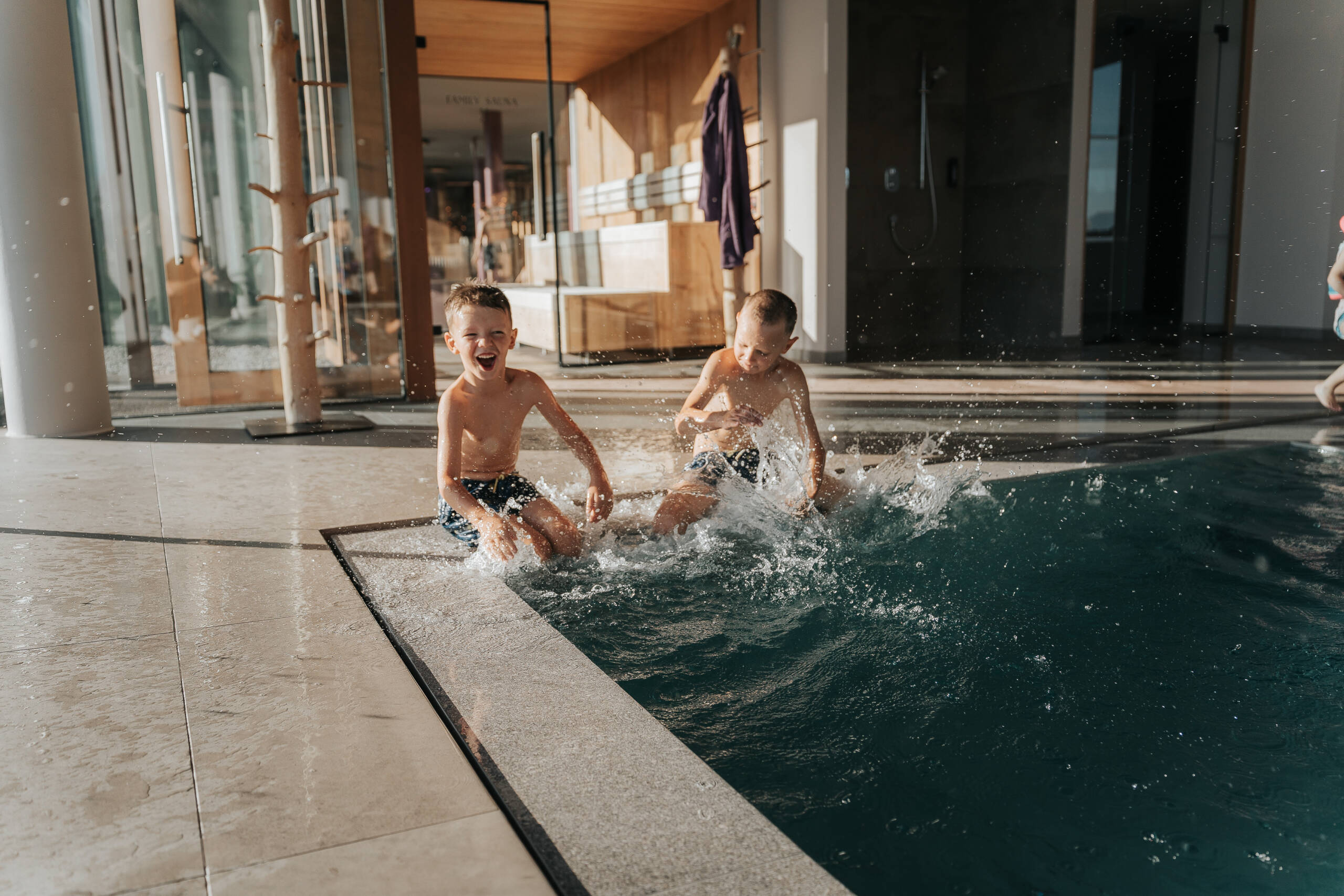 KInder im Pool