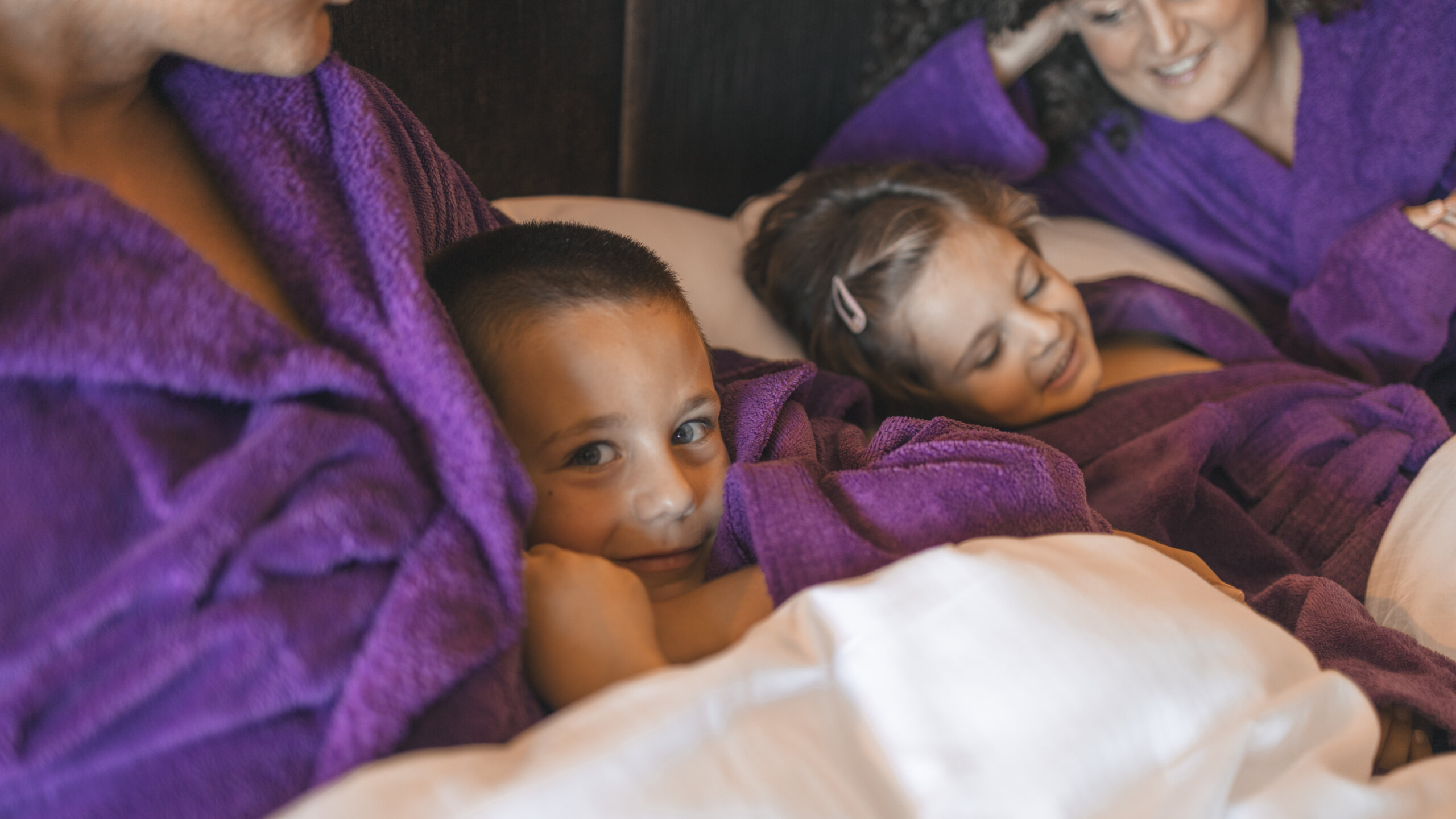 Un bambino tra le braccia del padre - Hotel Familiamus