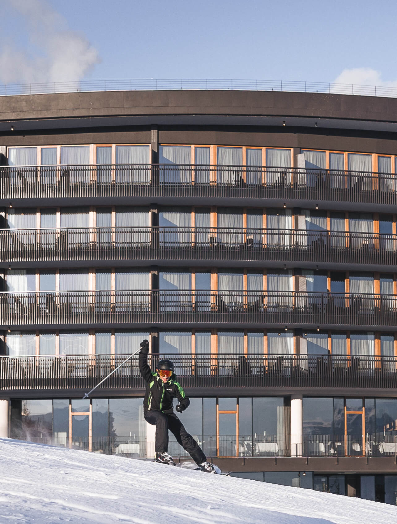Junge beim Ski fahren