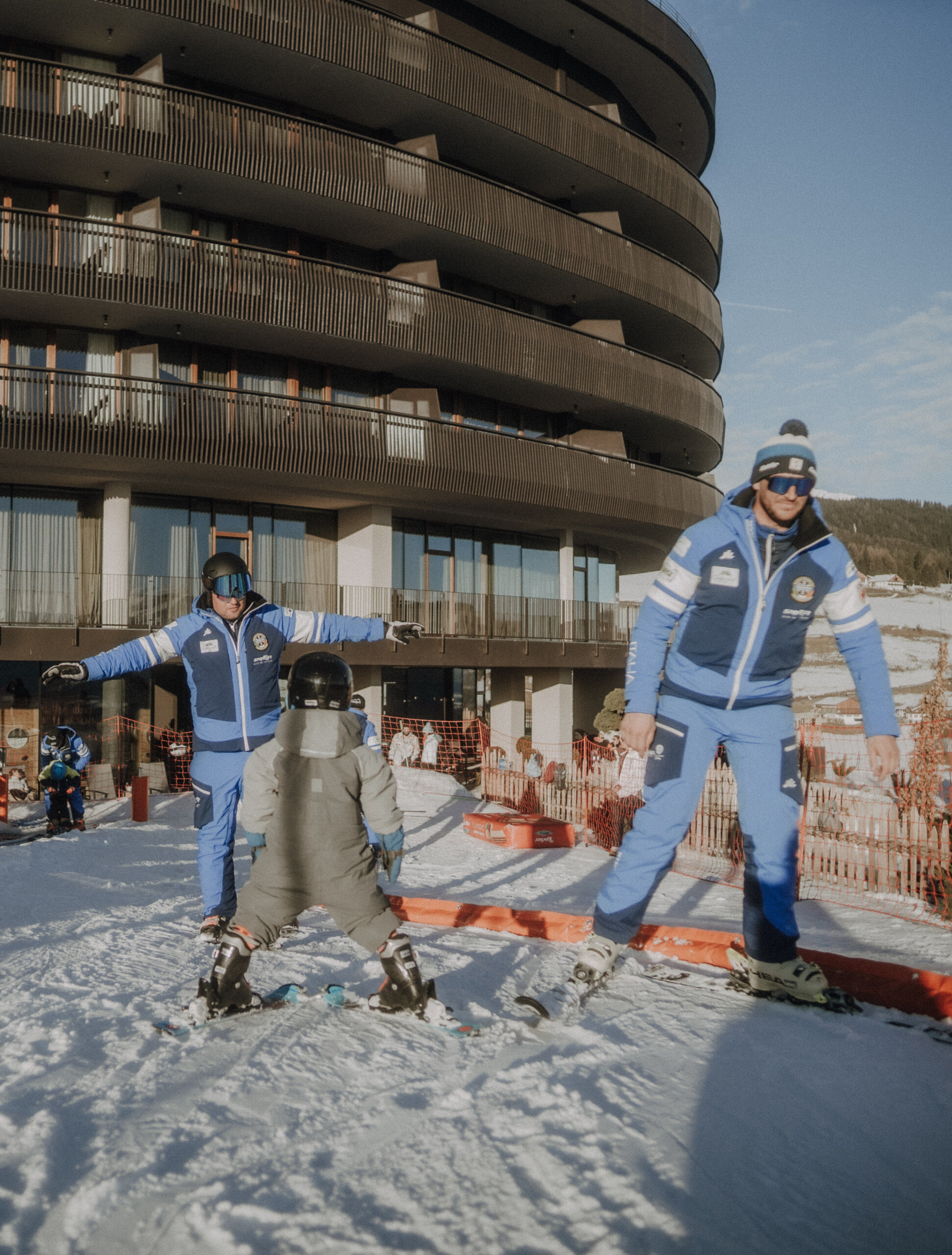 Skilehrer bringt Jungen das Skifahren bei - Hotel Familiamus