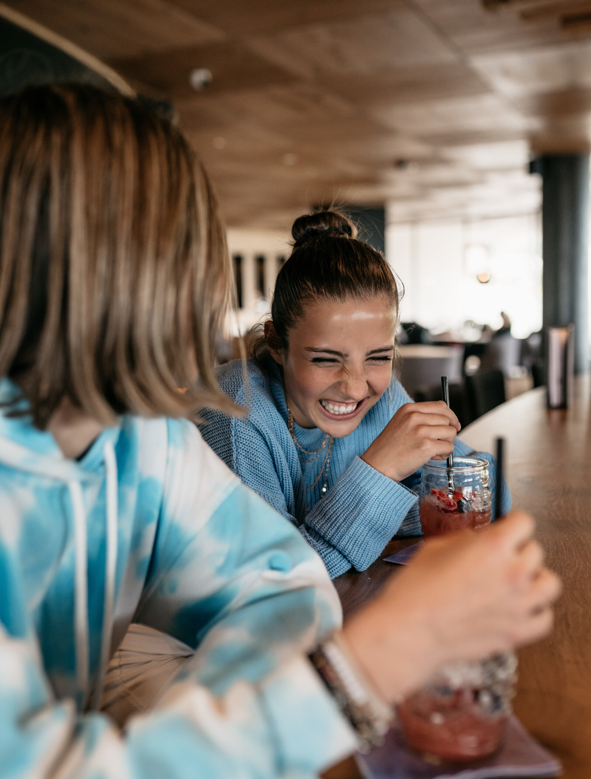 Zwei Jugendliche trinken einen Smoothie an der Bar - Hotel Familiamus