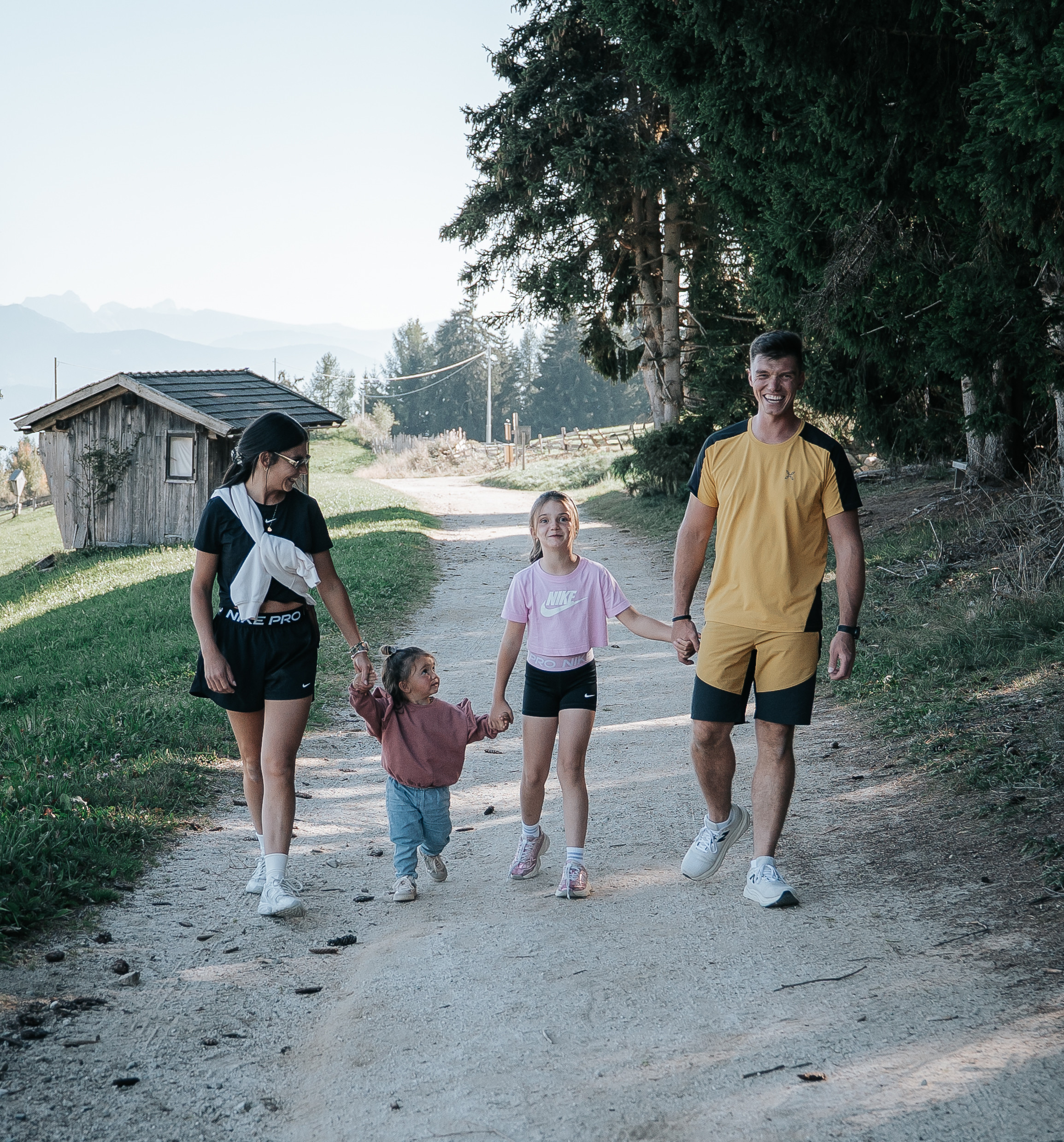 Familie beim Wandern