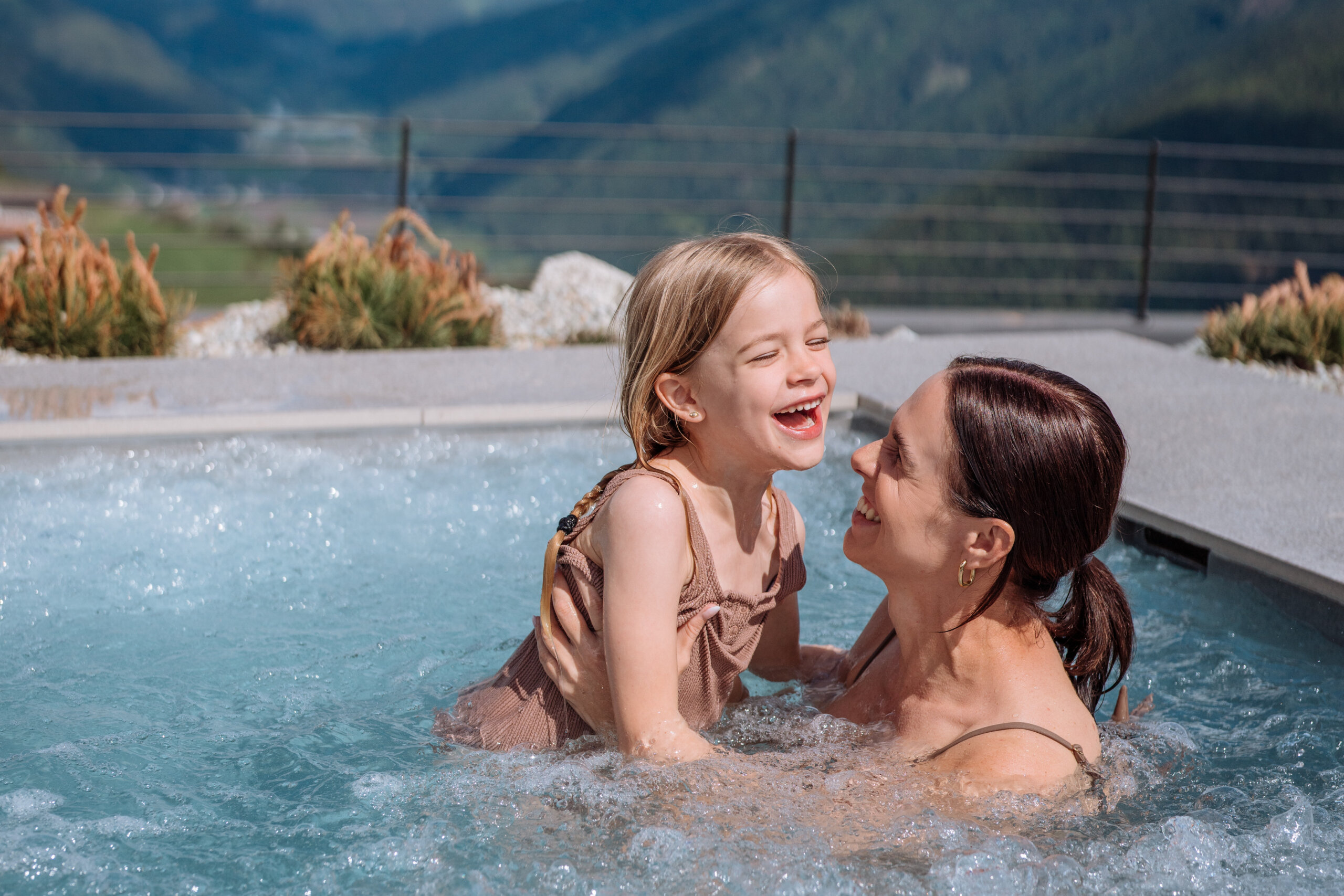 Mutter und Tochter im Whirlpool