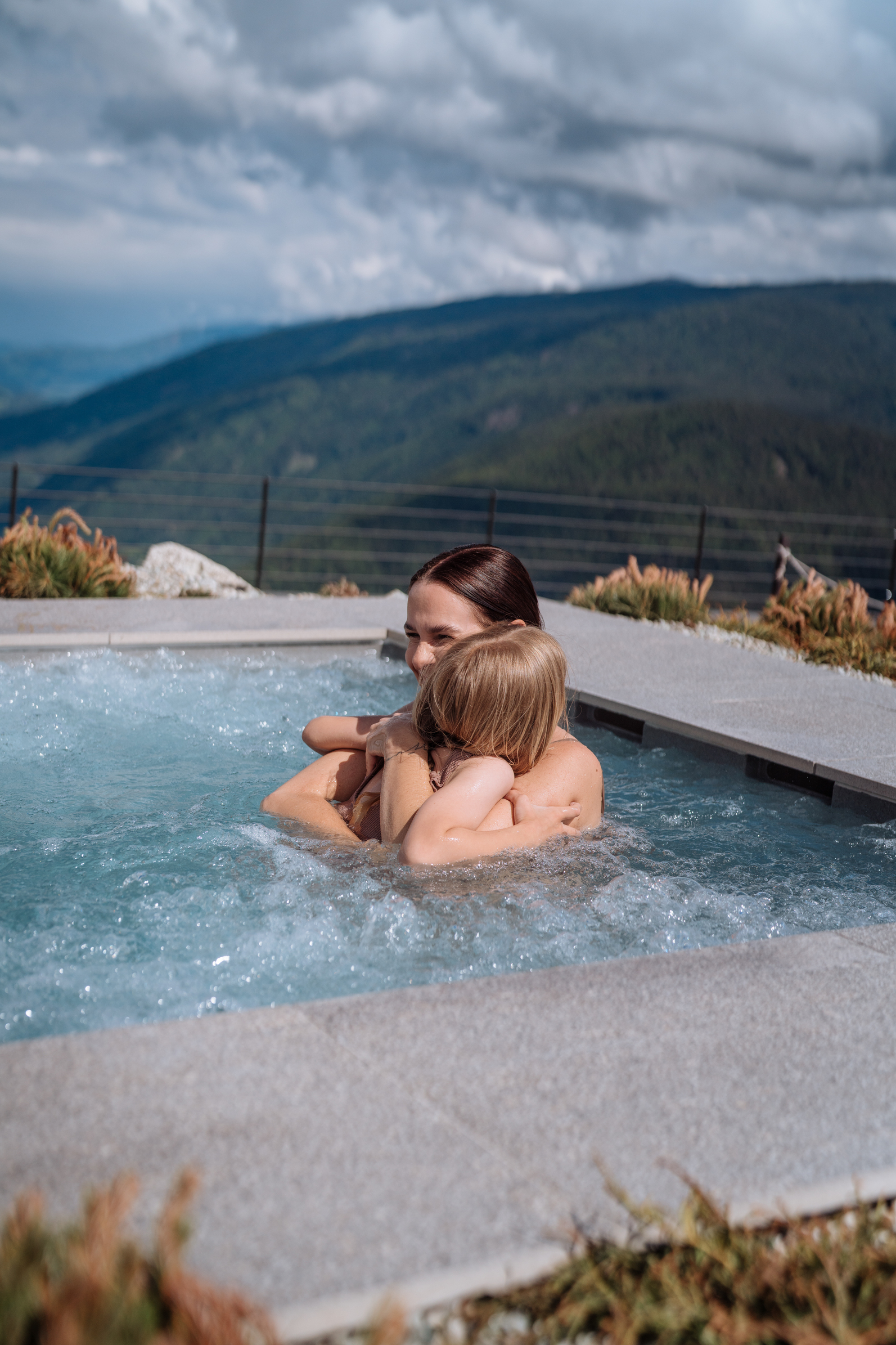 Mama und Kind im Whirlpool